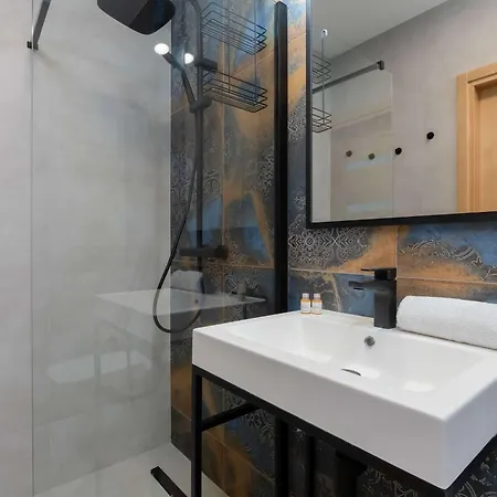 Exceptional With Parking In By Renters