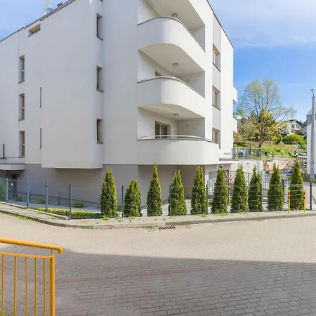 Exceptional With Parking In By Renters *